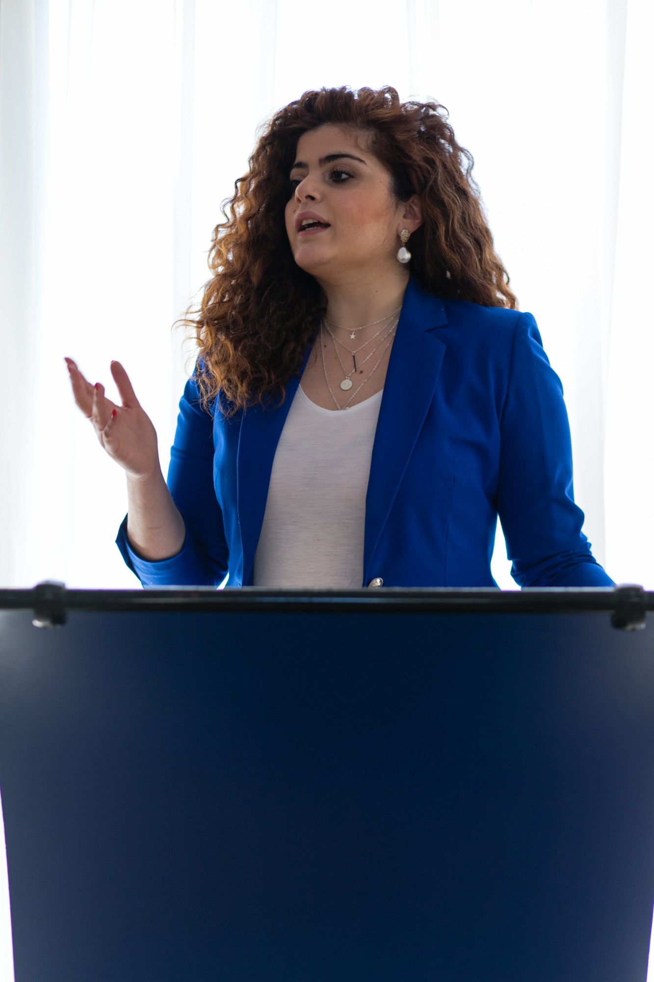 Lara Samaha, consulente Google Ads per aziende, mentre spiega una strategia