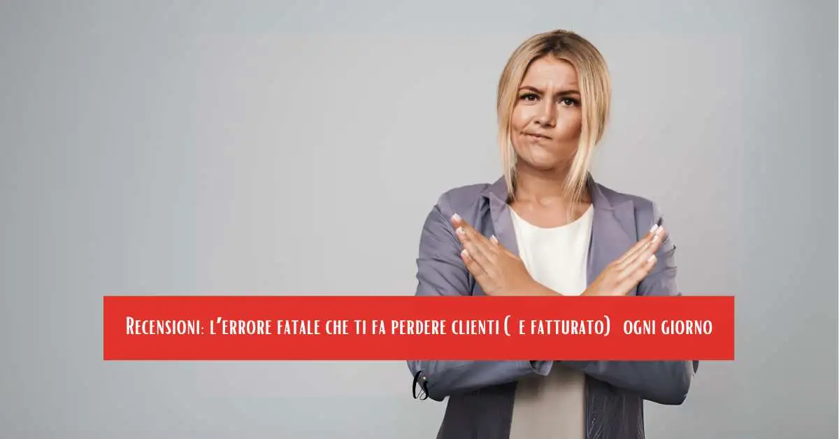 Donna con espressione seria e braccia incrociate a X: errore fatale nella gestione delle recensioni che fa perdere clienti e fatturato ogni giorno