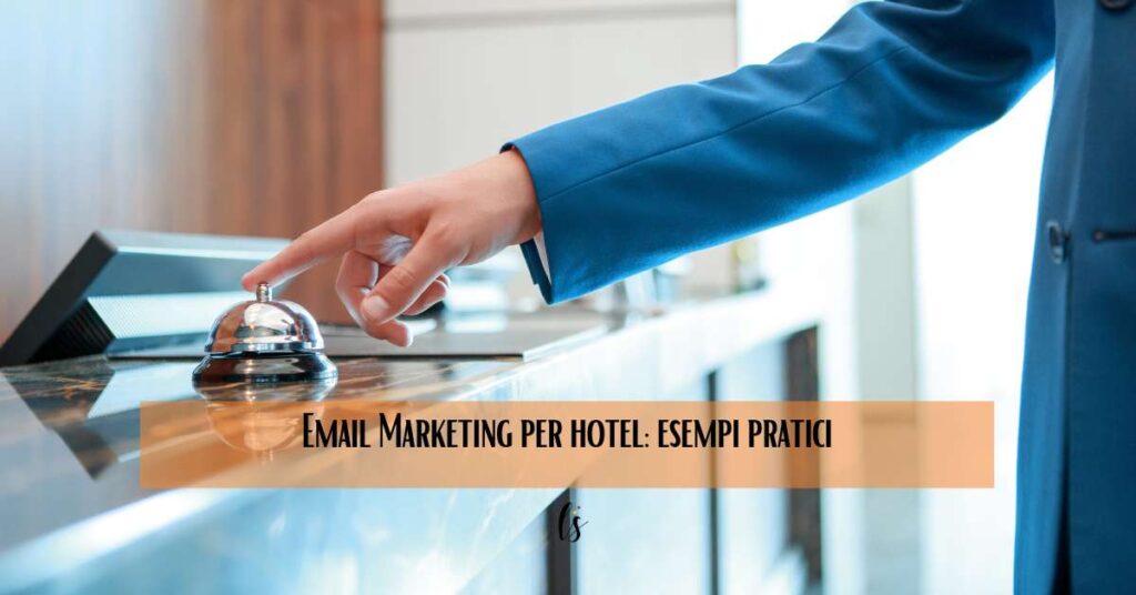 Mano di un receptionist che suona il campanello alla reception di un hotel
