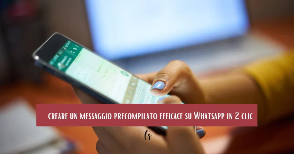 mano che sta scrivendo in una chat di whastapp