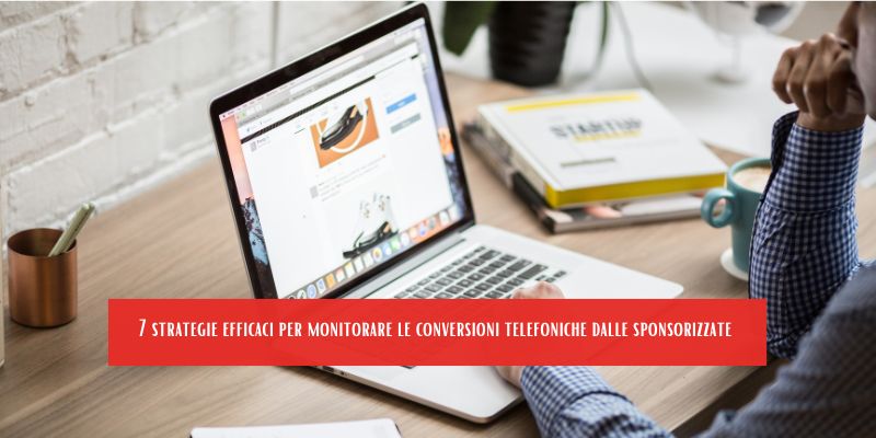 Computer sul tavolo mentre sto cercando di fare Google Ads