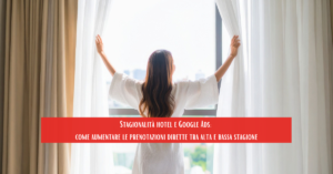 donna che apre le tende in una camera di hotel