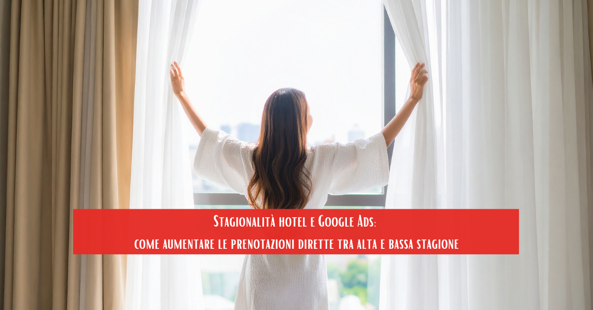 donna che apre le tende in una camera di hotel